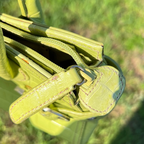 Vintage lime green leather handbag with silver details - Picture 12 of 17